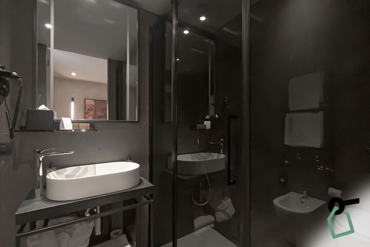 Room 11 of 27