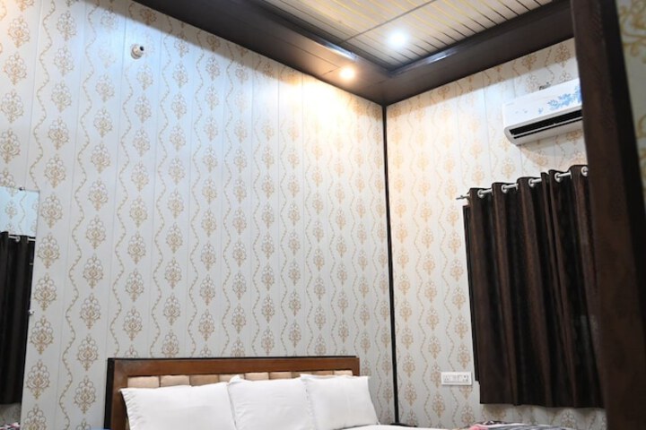 Room 11 of 15
