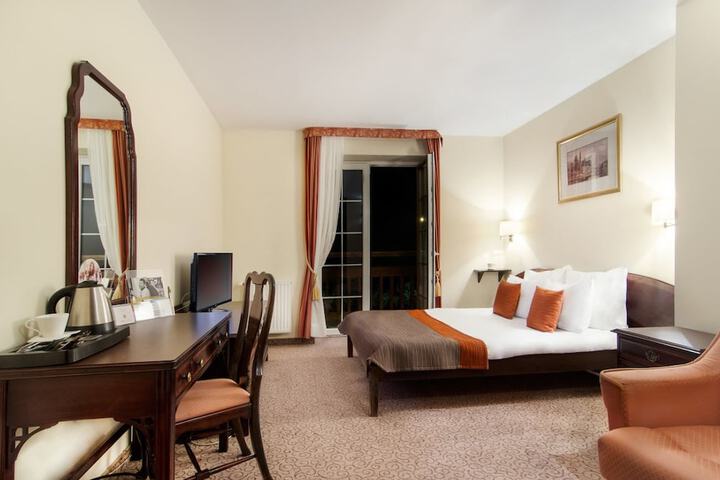 Room 4 of 62