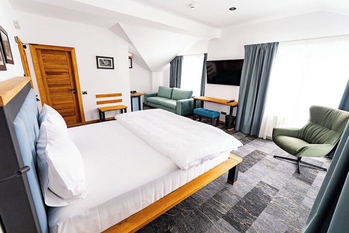 Room 4 of 77