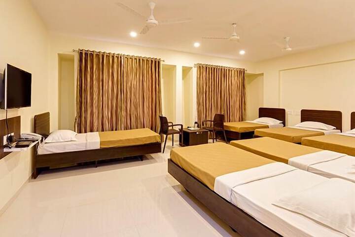 Room 6 of 12