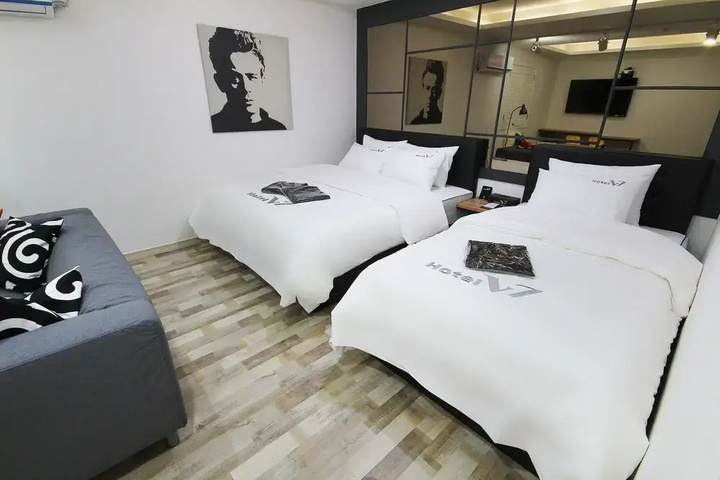 Room 5 of 11