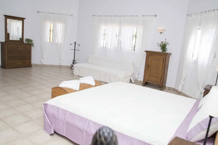 Room 4 of 25