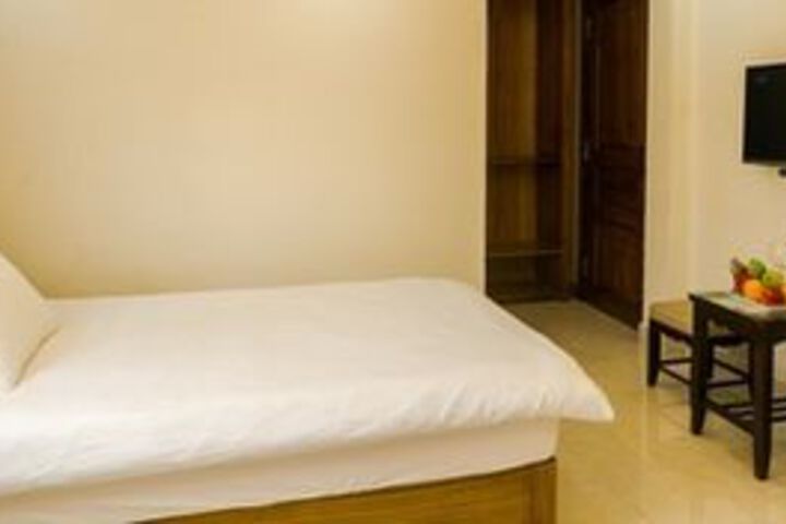 Room 4 of 18