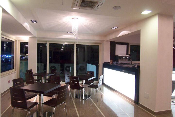 Lounge 40 of 53