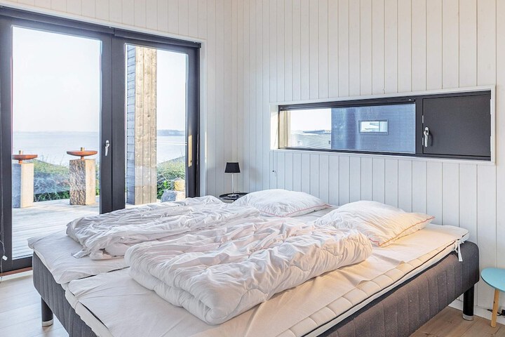 Room 2 of 37