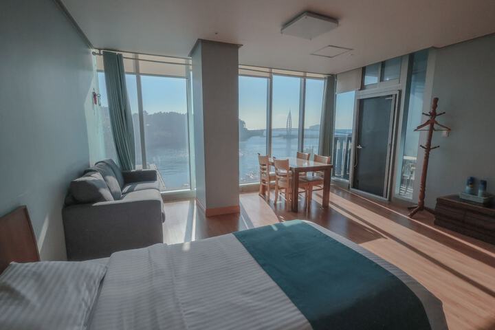 Room 16 of 80