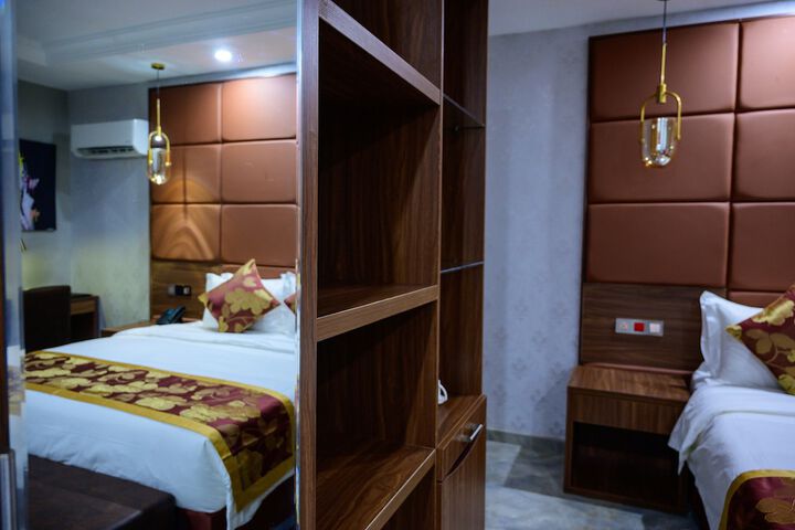 Room 14 of 166