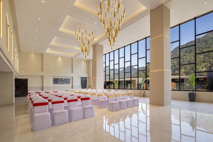 Ballroom/Hall 68 of 96
