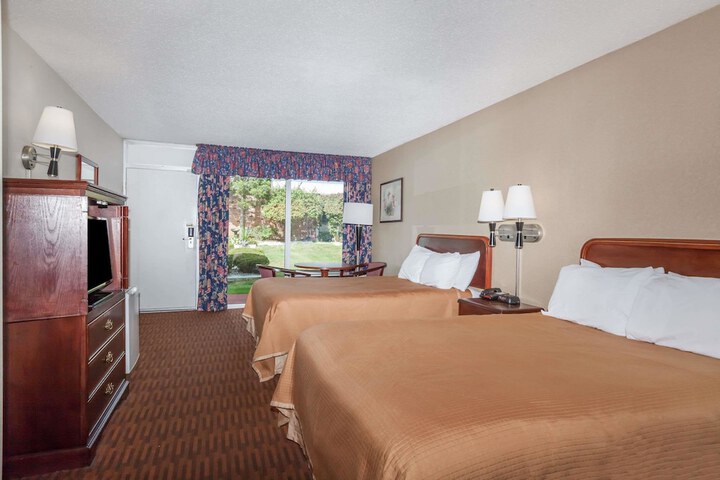 2 Double Beds (6 of 9)