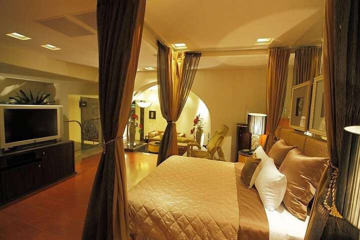 Room 5 of 68