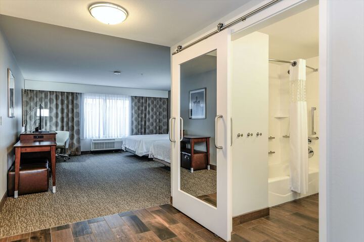 2 Queen Beds Mobility Accessible with Tub (6 of 17)