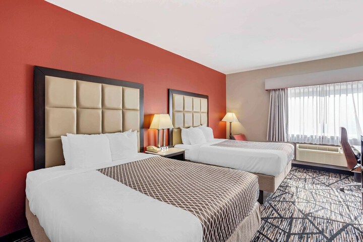 1 Queen Bed Pet Friendly Room Work Desk Sofa Microwave and Refrigerator WiFi Full Breakfast (18 of 31)