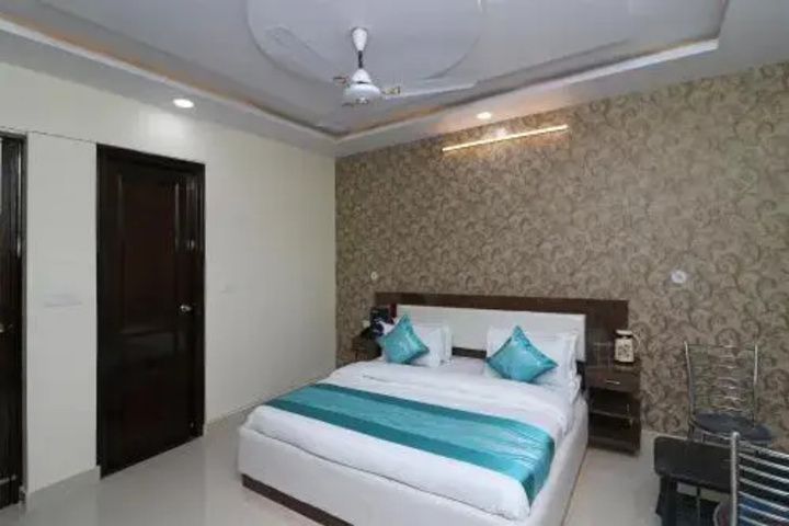 Room 6 of 12