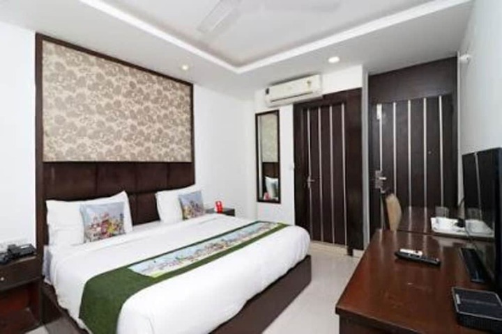 Room 8 of 12
