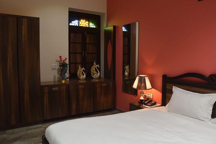 Room 13 of 36