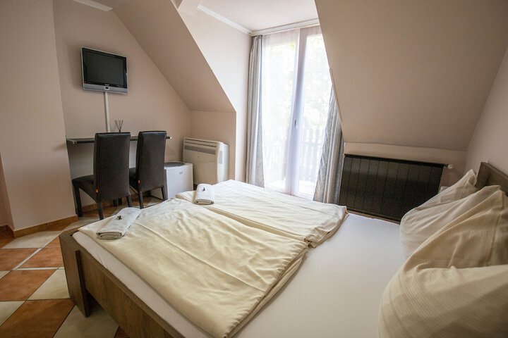Room 16 of 40
