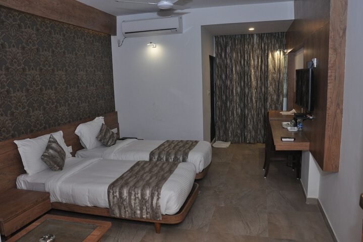 Room 3 of 16