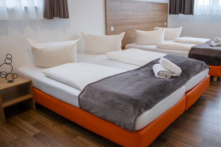 Room 4 of 25