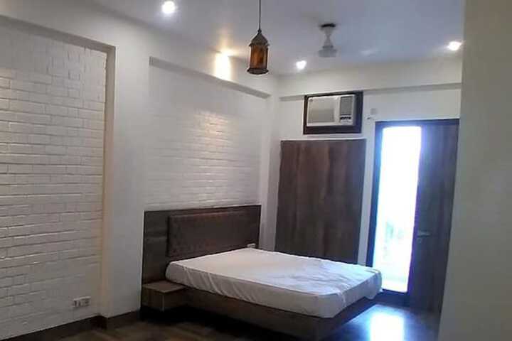 Room 7 of 9