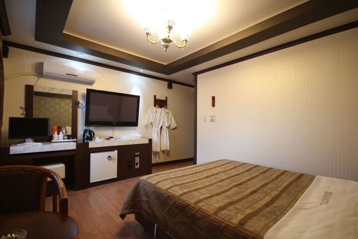 Room 16 of 19