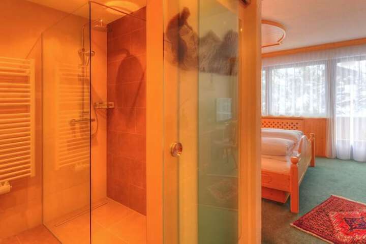 Room 8 of 87