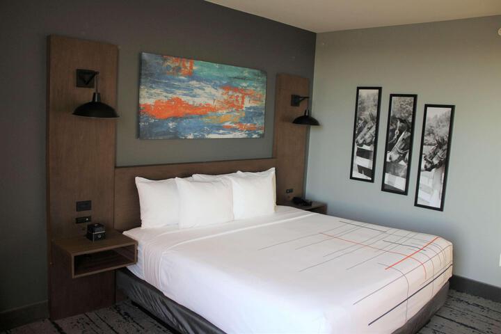 1 King Bed (13 of 14)