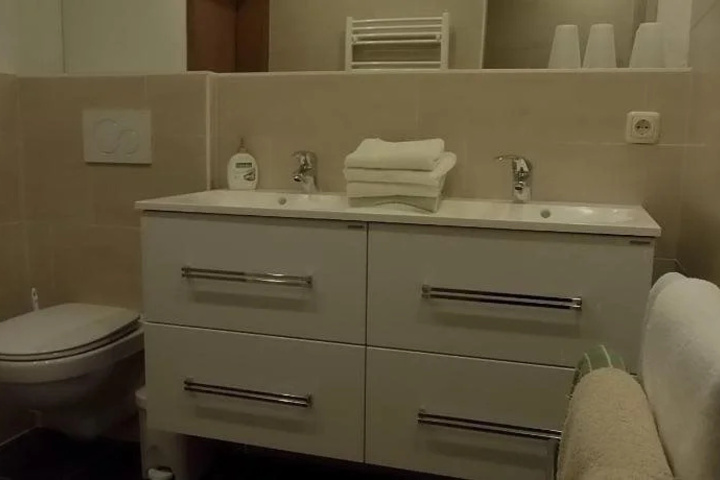 Room 7 of 18