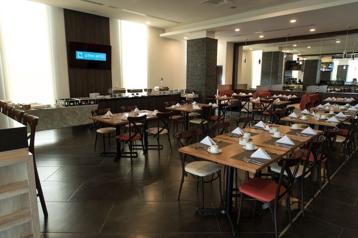 Dining 34 of 44