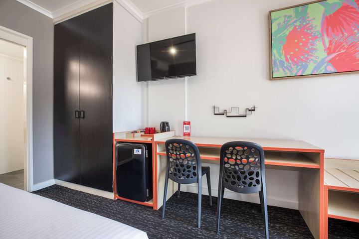 Room 25 of 43