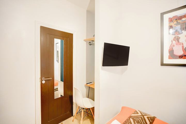 Room 6 of 27