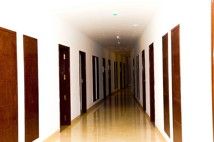 Ballroom/Hall 34 of 49