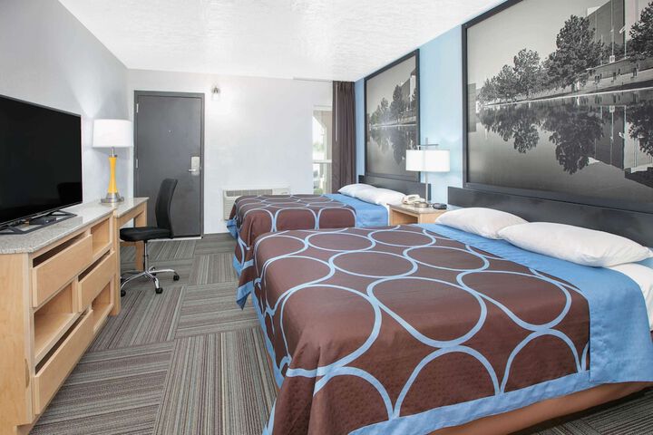 1 Queen Bed Mobility Accessible (5 of 9)
