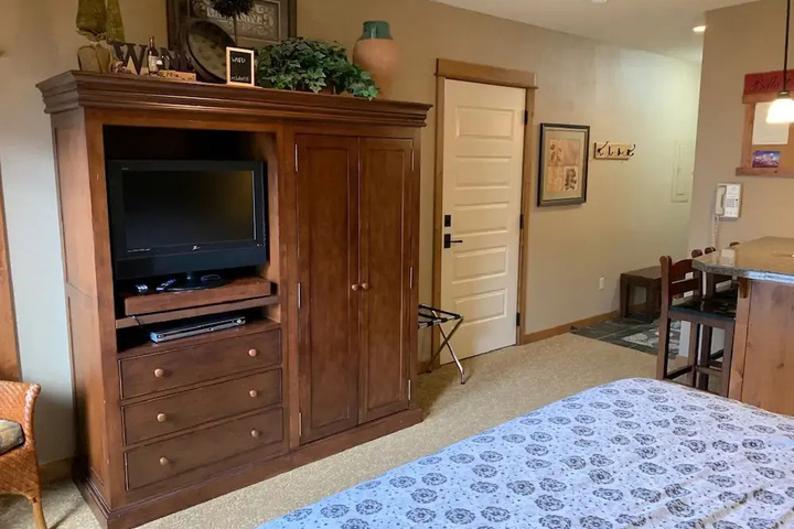 Image of Wine Resort Room Snow MTN Bike Hiawatha