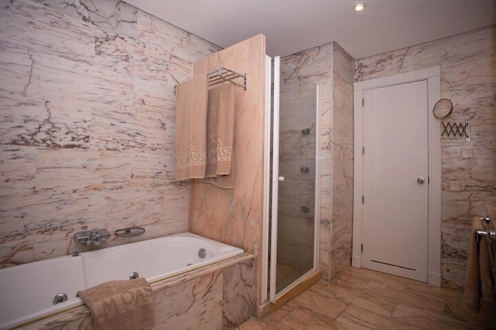 Deep soaking bathtub