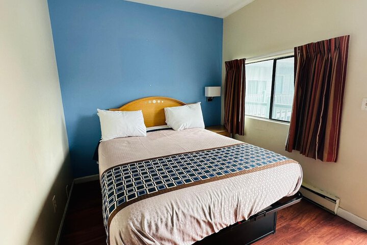 1 Queen Bed (7 of 24)