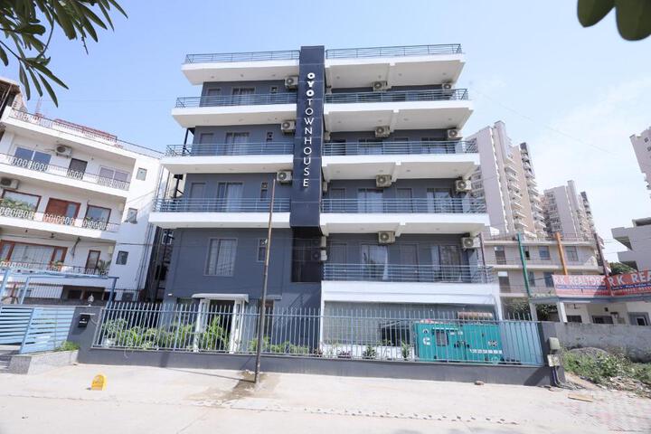 Wedlock Hotel Near Artemis Hospital