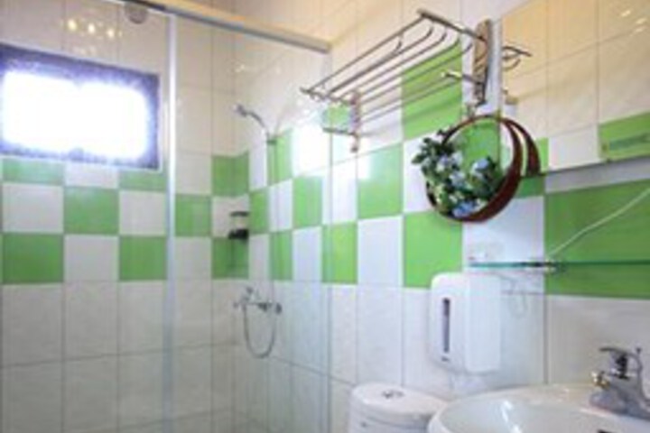 Room 4 of 28