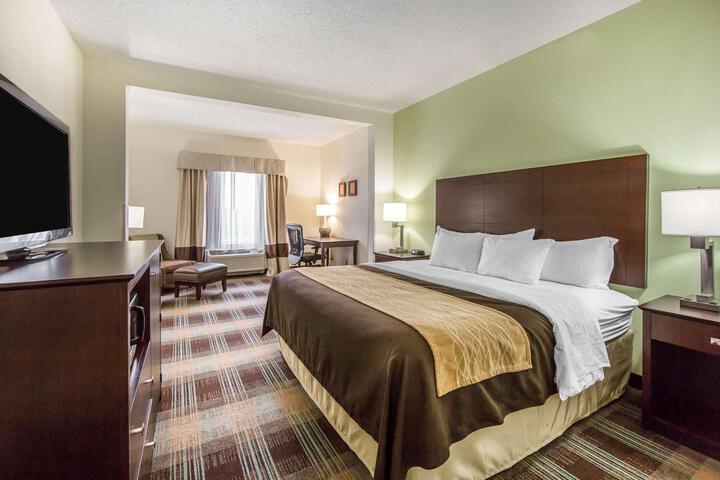 1 King Bed (5 of 8)