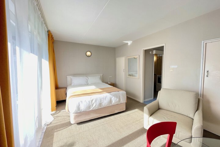 Room 32 of 98