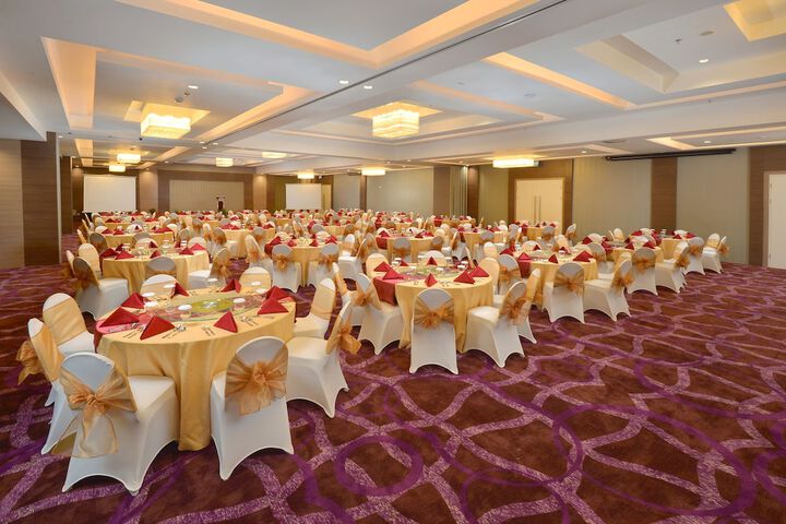 Ballroom/Hall 25 of 29