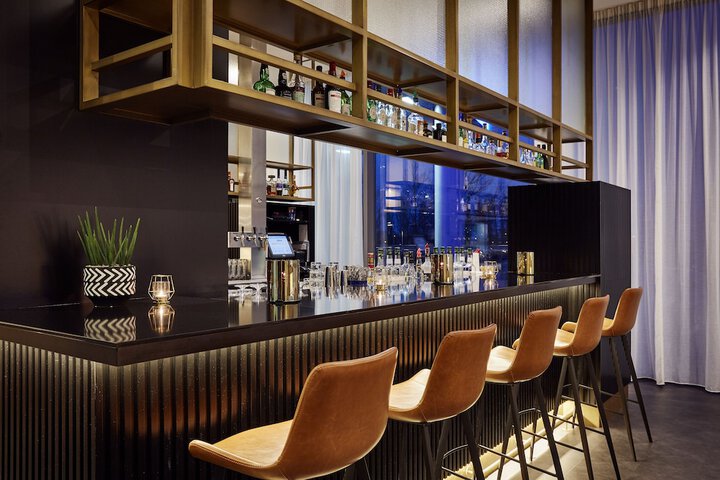 Lounge 44 of 66