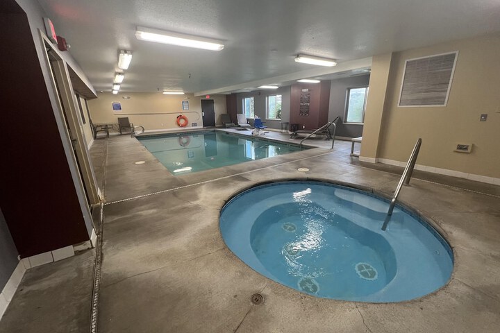 Swimming pool at SureStay by Best Western Roseburg