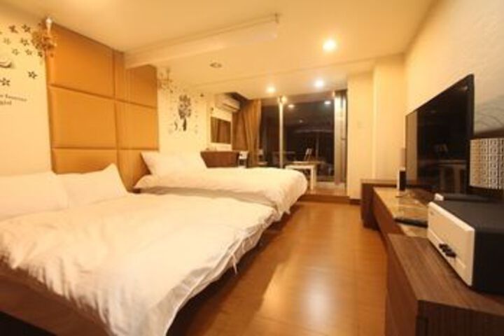 Room 7 of 25