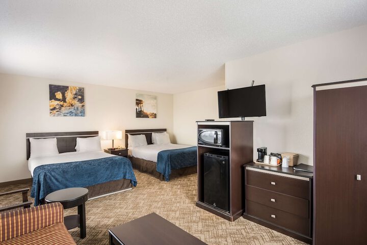2 Queen Beds Microwave and Refrigerator 32 Inch LCD Television High Speed Internet Full Breakfast (15 of 18)