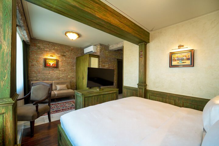 Room 8 of 31