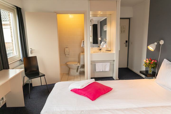 Room 20 of 99