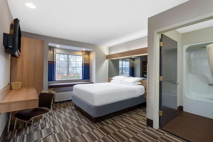 1 Queen Bed Accessible Room (4 of 25)