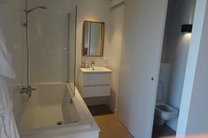Room 7 of 16