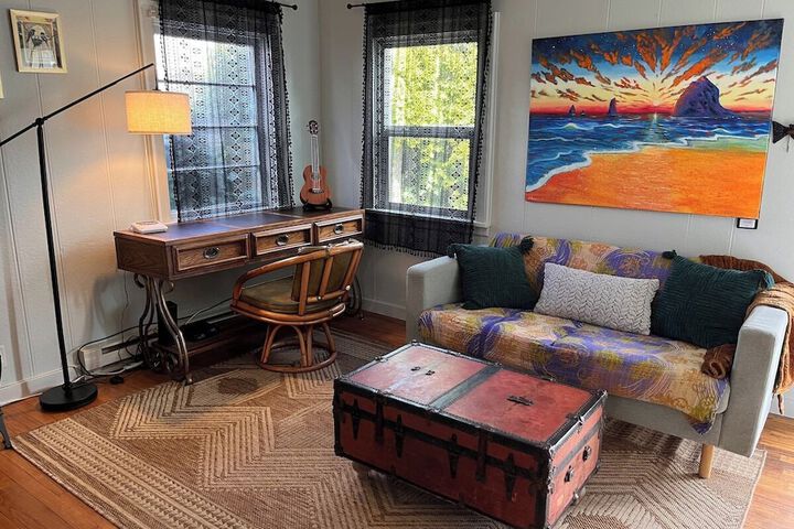 Room 6 of 12